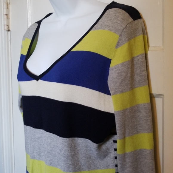 Sz M V-neck cardigan sweater - Picture 2 of 6